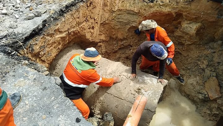 Prefeitura de Manaus recupera rede de drenagem no conjunto Boas Novas