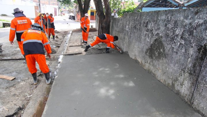 Prefeitura de Manaus trabalha na implantação de 100 metros de calçada no bairro Petrópolis