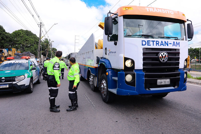 Prefeitura faz operação para fiscalizar veículos pesados na zona Leste