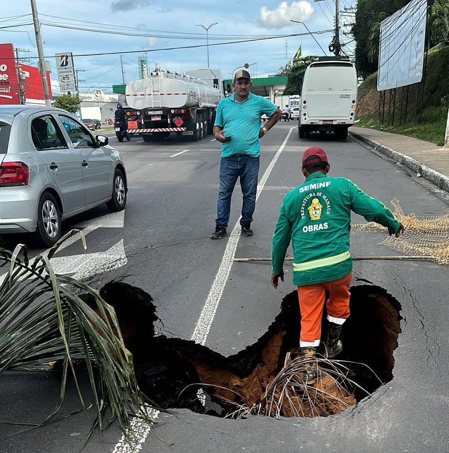 Prefeitura interdita trecho da avenida Torquato Tapajós por conta de um  buraco na via