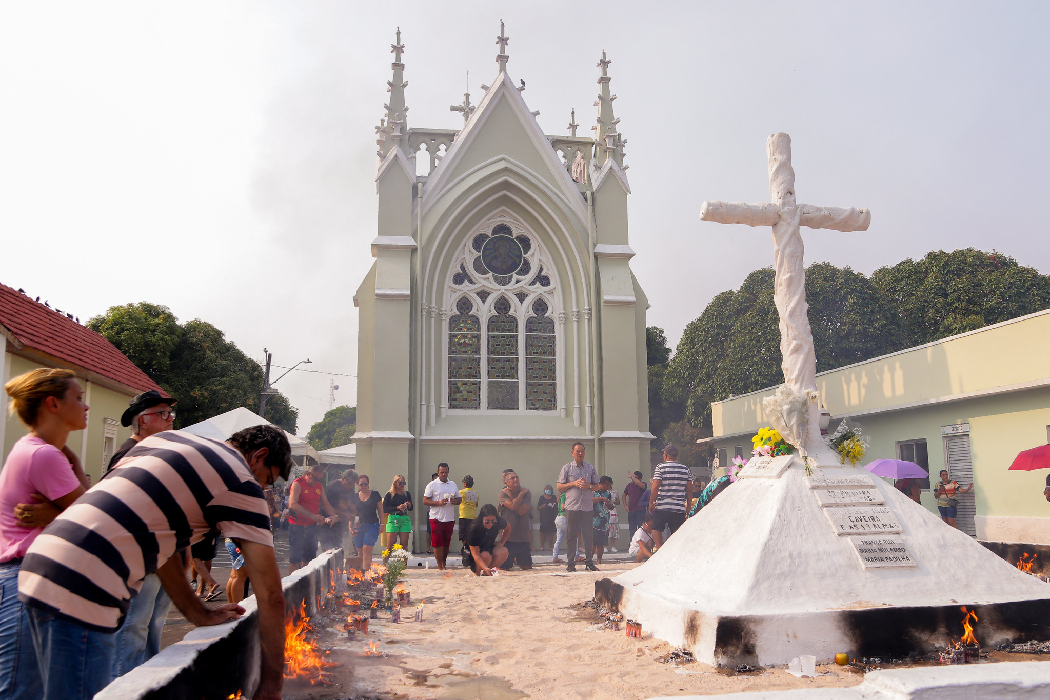 Cemitérios recebem visitantes no Dia de Finados