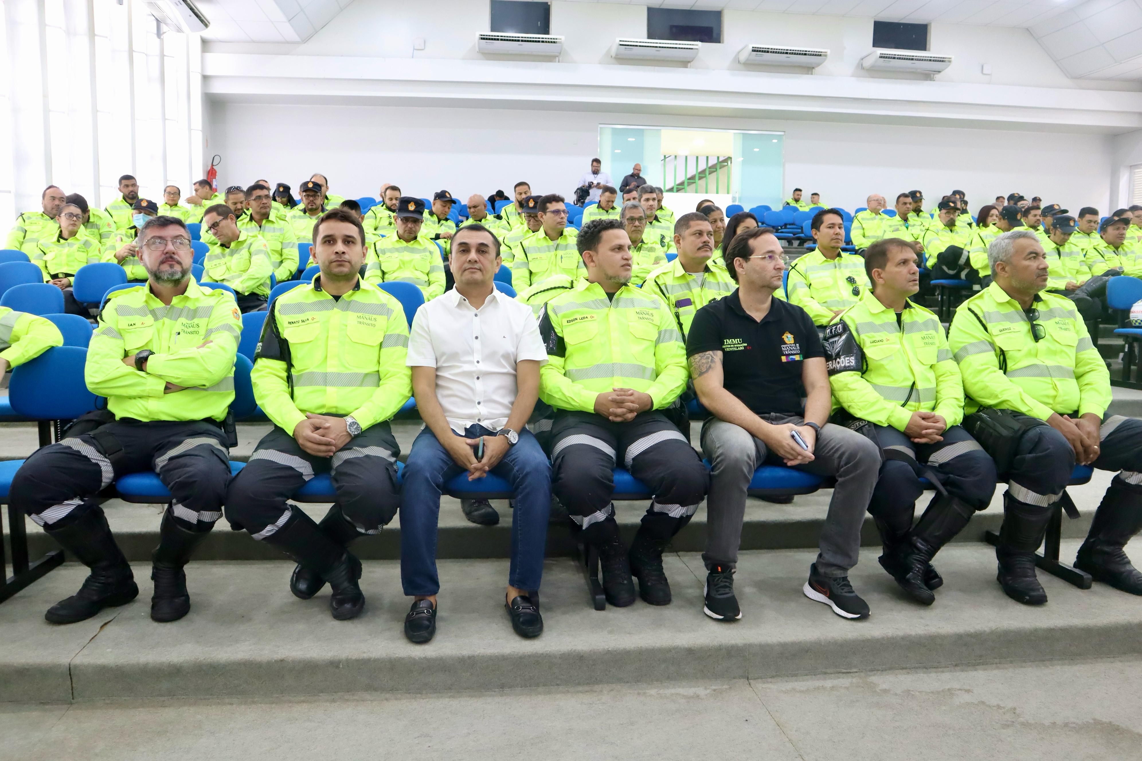 Agentes de trânsito do IMMU