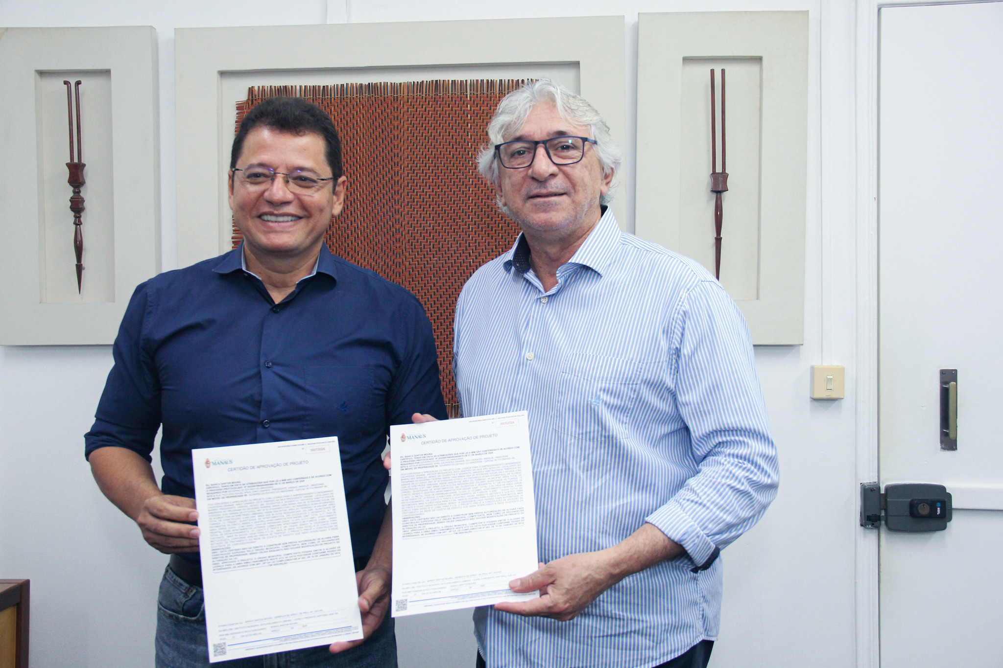 Entrega certidão de aprovação de projeto