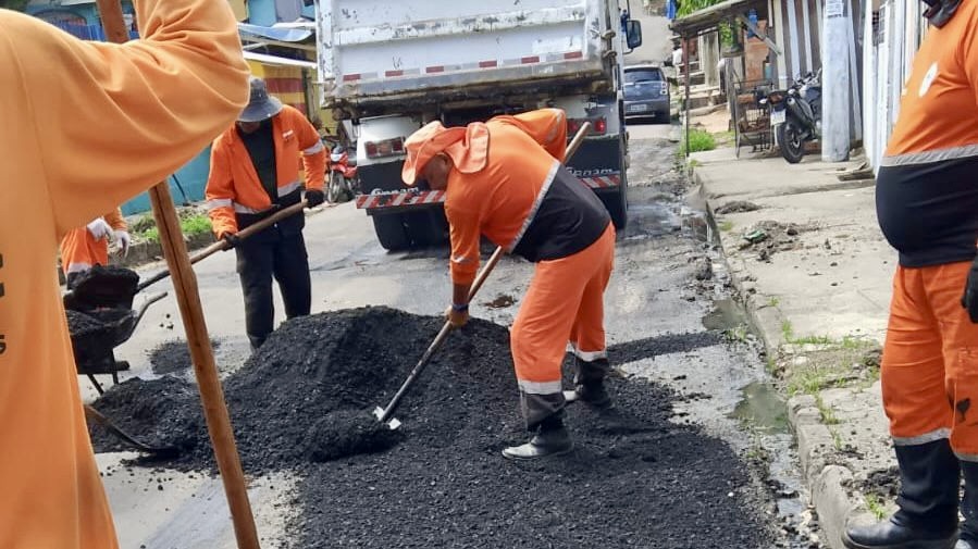 recuperação asfáltica em rua do Tancredo Neves