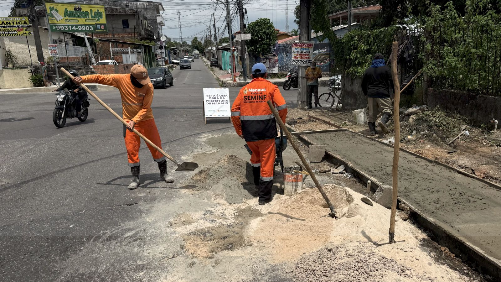 #paratodosverem – Equipes da Seminf realizando serviços de revitalização no passeio público da avenida Coronel Sávio Belota