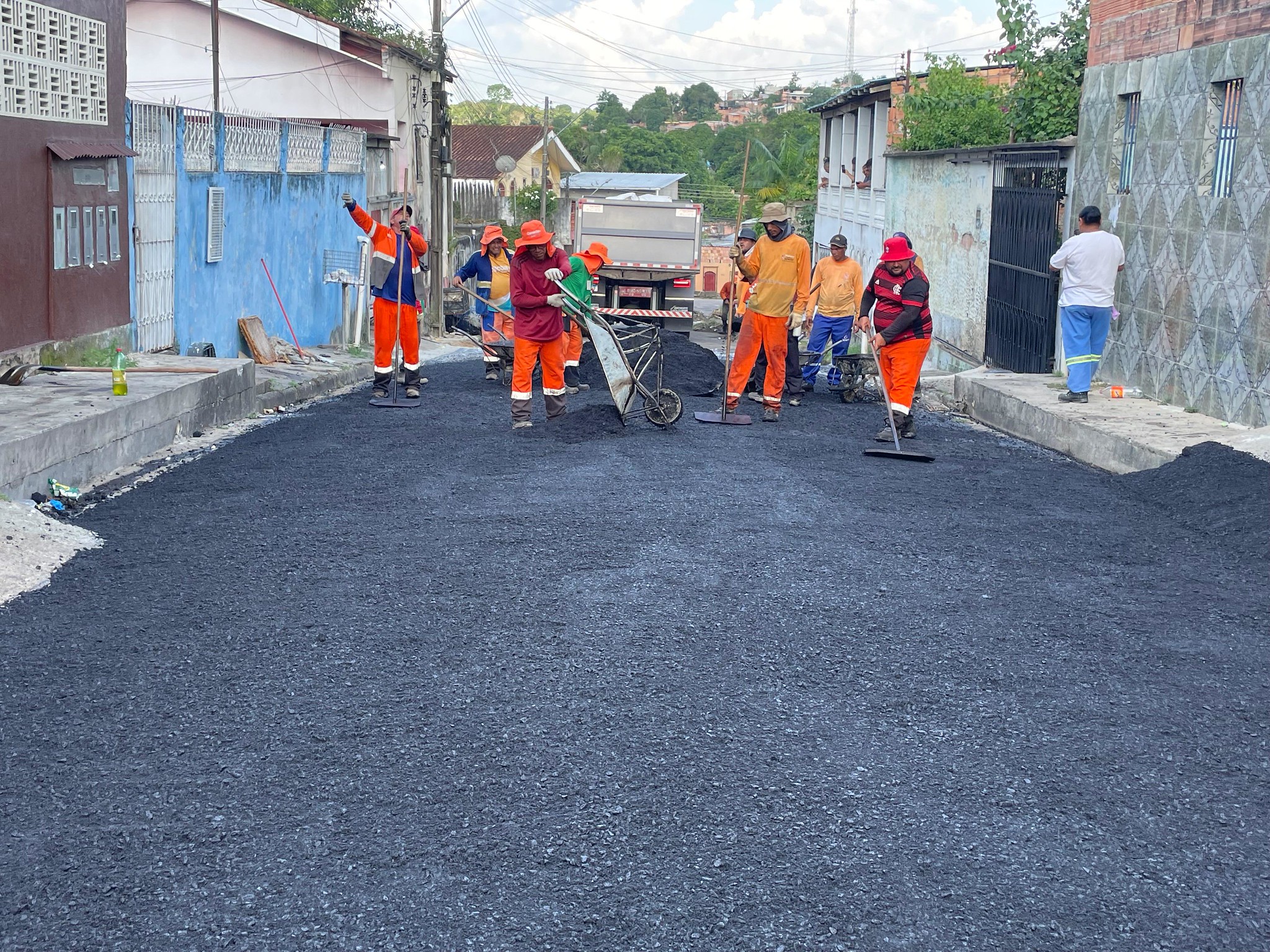 Prefeitura de Manaus leva asfalto novo e transforma realidade de moradores da comunidade Val Paraíso