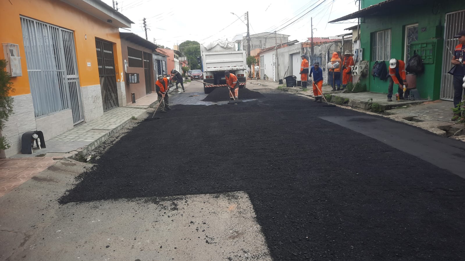 Prefeitura de Manaus recupera pavimento e reforça mobilidade no conjunto Oswaldo Frota