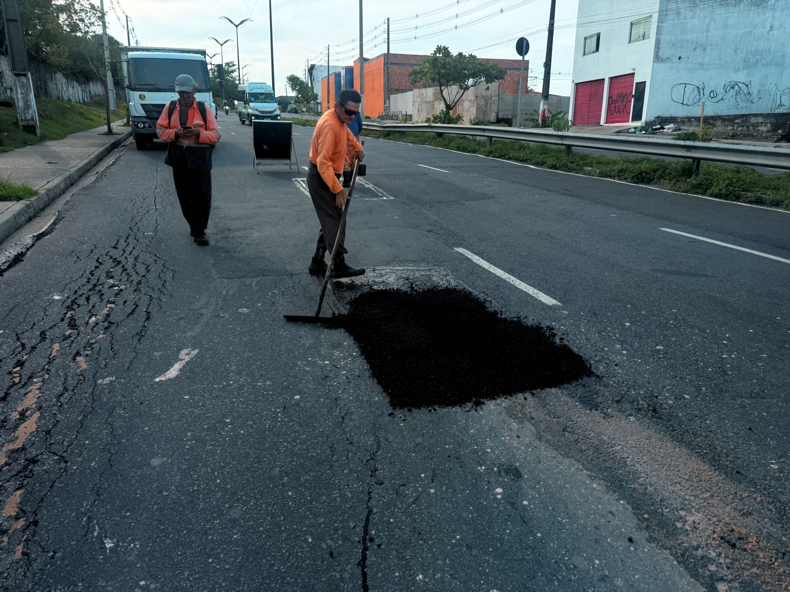 Prefeitura de Manaus realiza manutenção asfáltica na avenida Nathan Xavier, no bairro Novo Aleixo 