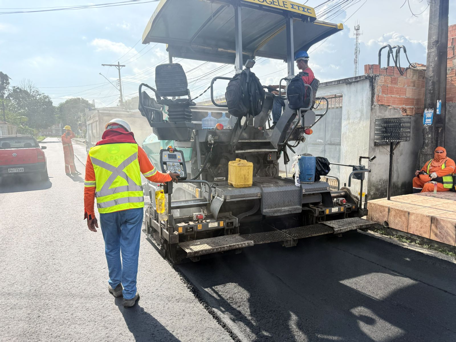 Prefeitura de Manaus transforma ruas do conjunto Vila da Barra com novo asfalto 