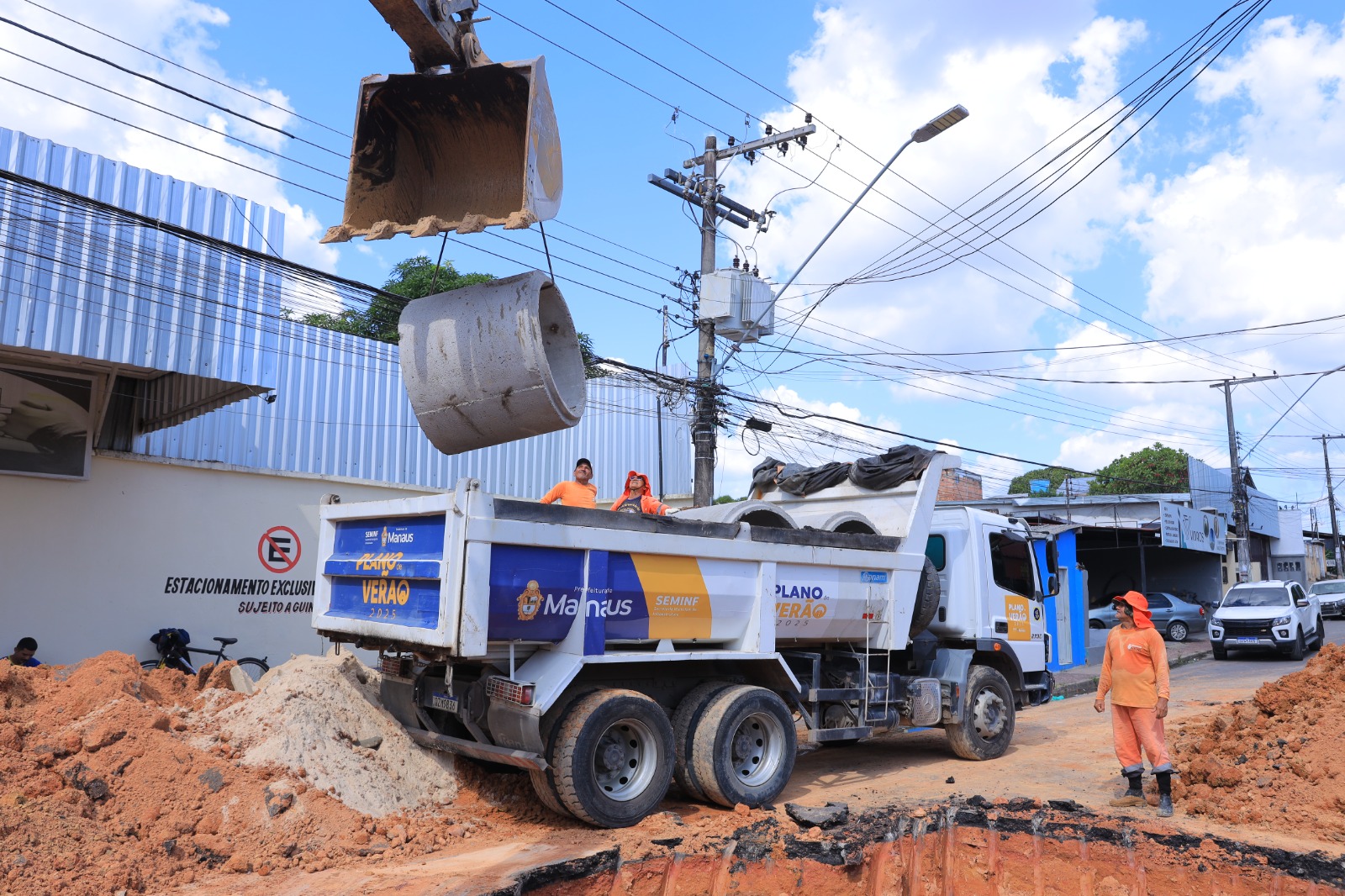 Prefeitura intervém em cratera no Alvorada 3 e reforça alerta contra descarte irregular de resíduos Prefeitura intervém em cratera no Alvorada 3 e reforça alerta contra descarte irregular de resíduos