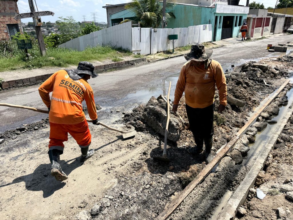 Prefeitura reconstrói 150 metros de drenagem superficial na rua Visconde de Sergimirim, no bairro Flores