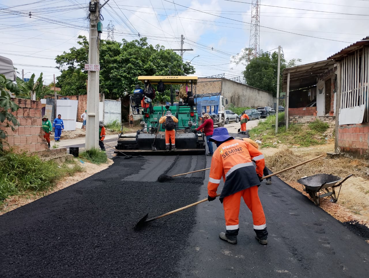 Prefeitura de Manaus asfalta pela primeira vez via em solo natural no bairro Lago Azul
