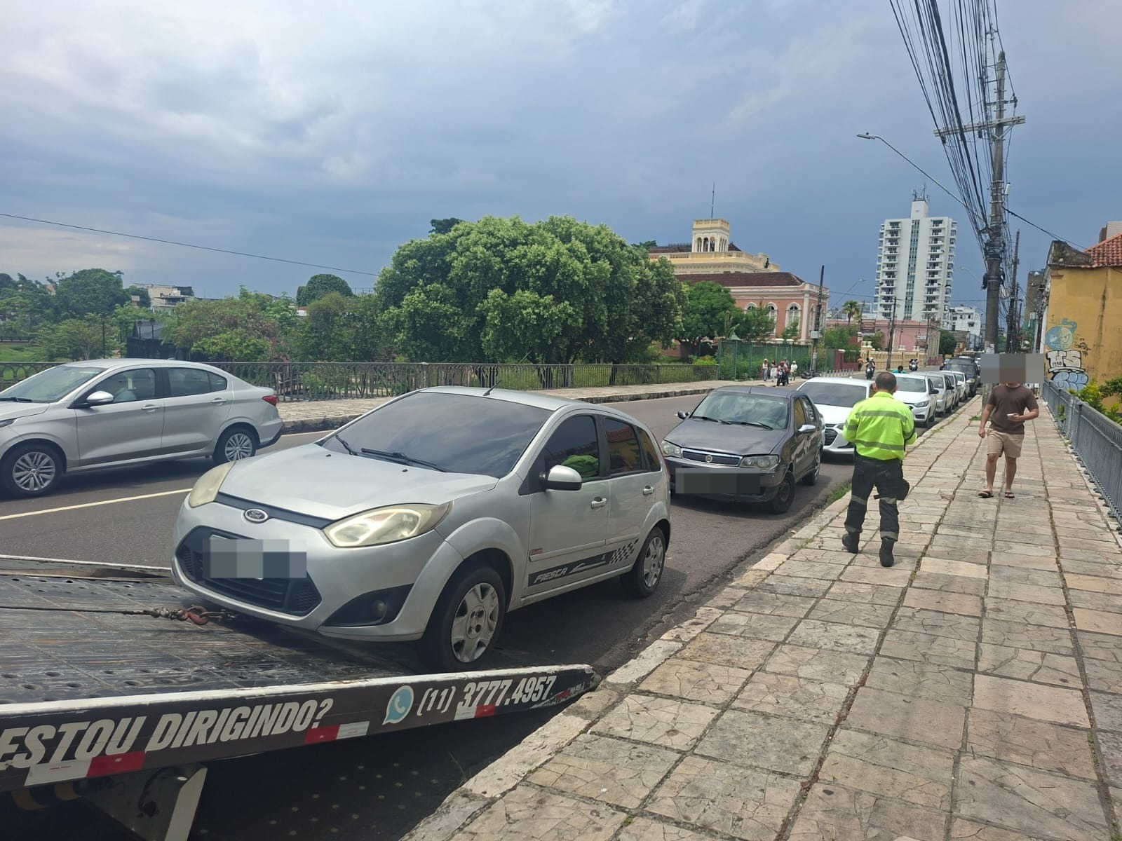 Prefeitura intensifica operação ‘Sucata’ e remove veículo irregular sobre ponte em Manaus