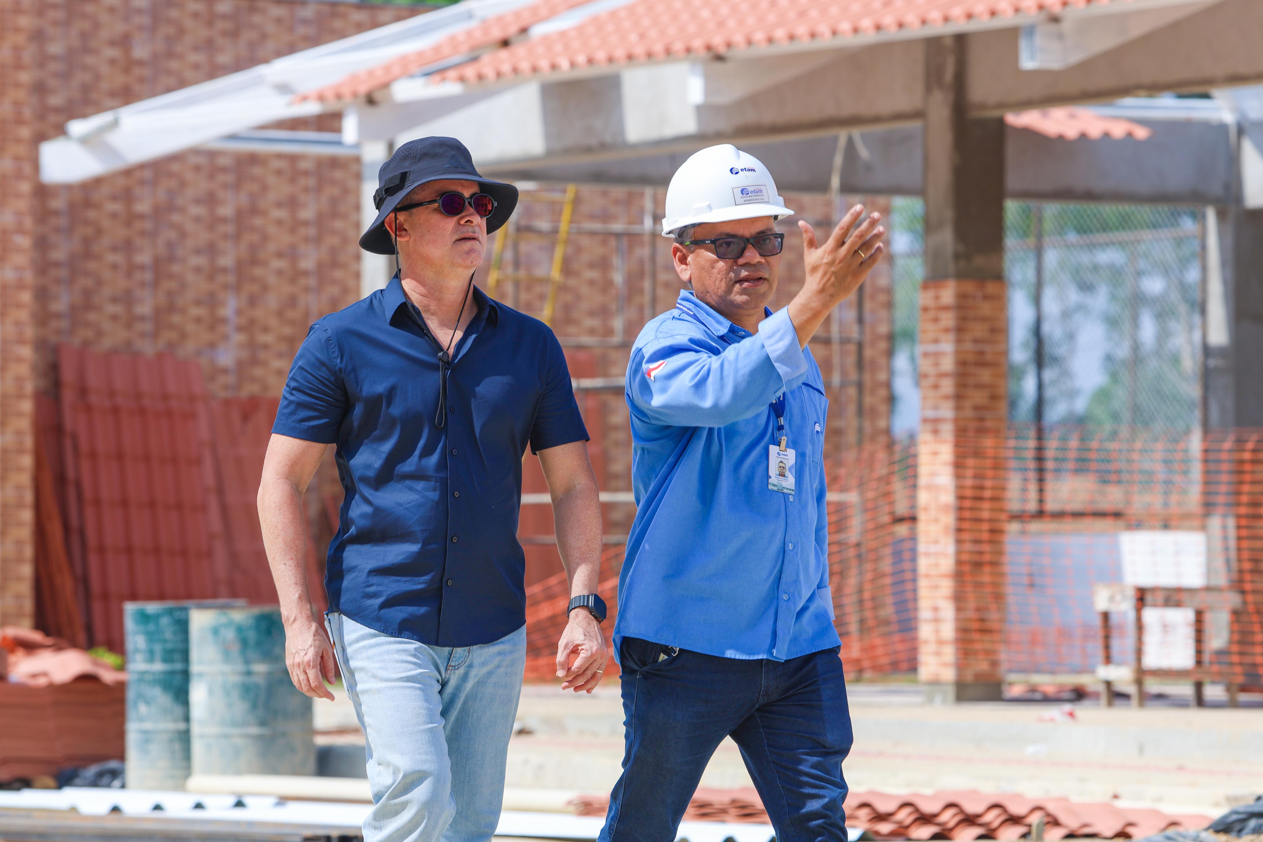 Prefeito David Almeida acompanha reta final de obras do residencial Carlos Braga destinado a 576 famílias em Manaus
