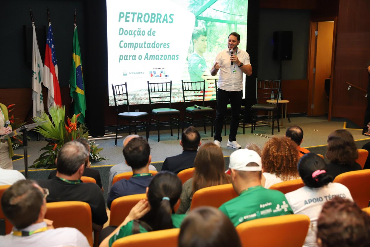 Cerca de 40 escolas da Prefeitura de Manaus recebem doação de computadores da Petrobras