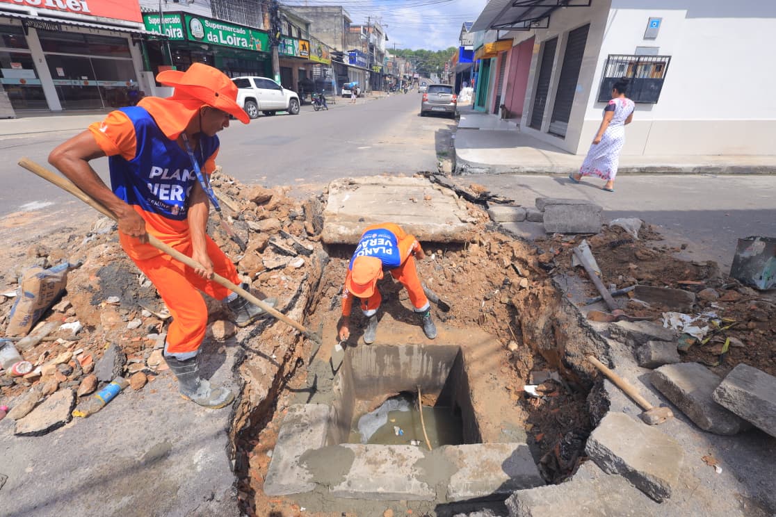 Prefeitura de Manaus atua em cratera provocada por obstrução de lixo no bairro Petrópolis