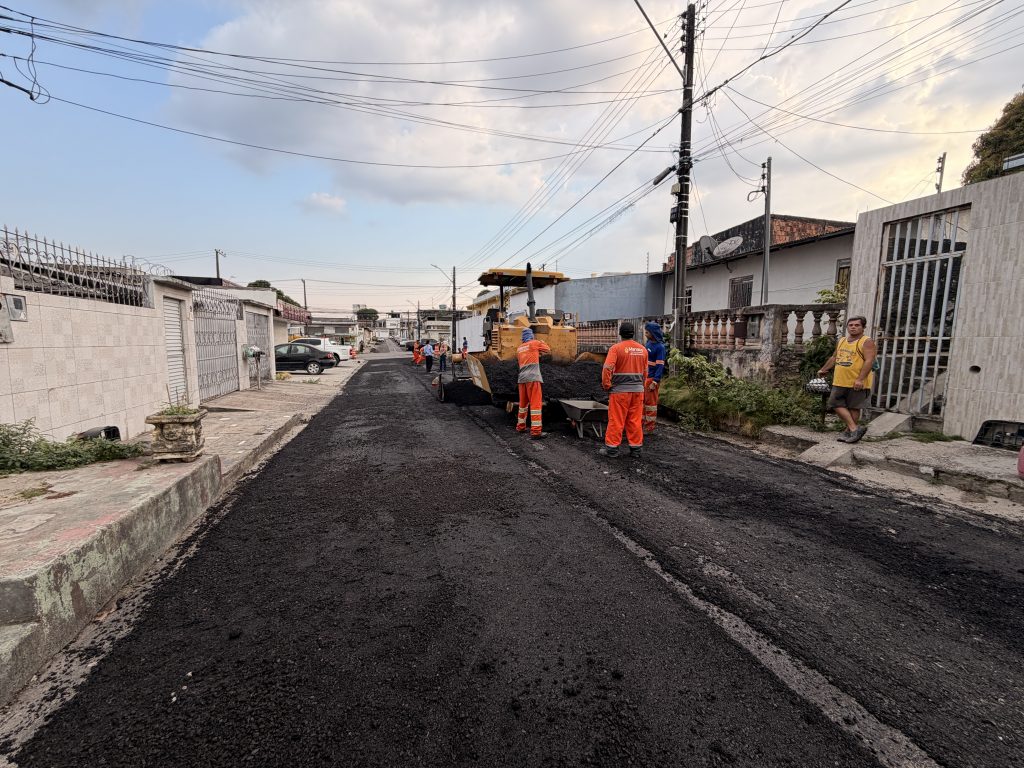 Prefeitura de Manaus inicia recapeamento em rua do bairro Cidade Nova com aplicação de 40 toneladas de asfalto